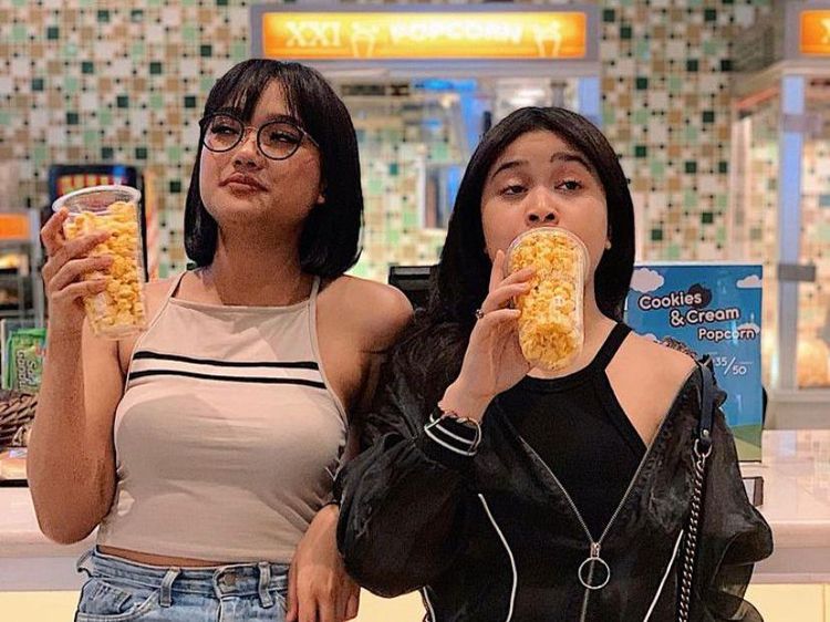 Keakraban Brisia Jodie dan Marion Jola saat Makan Popcorn Bareng