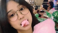 Wajahnya yang imut membuat pose Brisia Jodie saat makan gulali ini bikin salah fokus. Ia bahkan terlihat seperti anak kecil yang menggemaskan.  Foto: Instagram Brisia Jodie