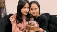 Tak hanya dekat dengan Marion Jola, Brisia Jodie juga dekat dengan beberapa artis lainnya. Salah satunya ada Gritte Agatha, bahkan Jodie pernah memberikan kue ultah untuknya. Foto: Instagram Brisia Jodie