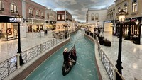 Ibarat di Venesia, Italia kamu bisa menyusuri sungai yang ada di dalamnya dengan menggunakan gondola. 