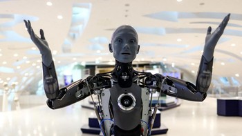 Robot yang diberi nama Ameca didukung kecerdasan buatan, diproduksi oleh Engineered Arts yang berbasis di Inggris. Ameca digambarkan sebagai platform yang sempurna untuk interaksi manusia dan robot. REUTERS/Amr Alfiky