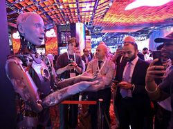 Canggih! Robot Manusia Ameca Sapa Pengunjung Museum di Dubai