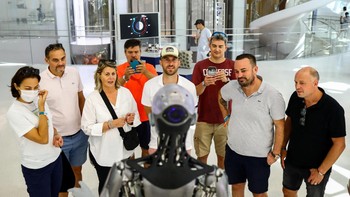 Robot Ameca bisa diajak berbicara dan mengenali wajah. REUTERS/Amr Alfiky