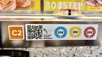 Sushi ditawarkan dalam 3 harga yang dibedakan berdasarkan warna piringnya. Pengunjung bisa pilih sushi sendiri lewat conveyor belt.