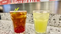 Pilihan minuman di Tokio Sushi. Ada es teh dengan paduan strawberry yang manis segar dan ocha dingin yang pas jadi pengiring santap sushi.