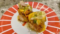 Kalau sushi ini dibalut lembaran salmon yang sudah di-torch kemudian diberikan sambal matah yang pedas segar. Unik dan enak!