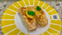 Aburi Salmon Mentai yang jadi favorit sejuta umat dibanderol Rp 15.000. Irisan salmon yang sudah di-torch berpadu enak dengan saus mentai yang creamy gurih.