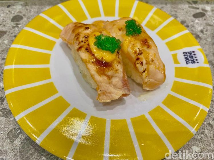 Oishii! Di Tokio Sushi Bisa Makan Salmon Mentai Enak Rp 15.000