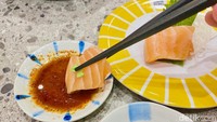 Lembaran fillet salmon mentah ini terasa segar dan tak amis sekali. Paling enak melahapnya dengan wasabi.
