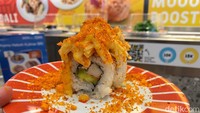 Dari kategori sushi fusion, ada Hot Cheetos Roll (Rp 20.000) yang layak dicoba. Toppingnya, remahan Flamin Hot Cheetos. Isinya ada kani dan alpukat.