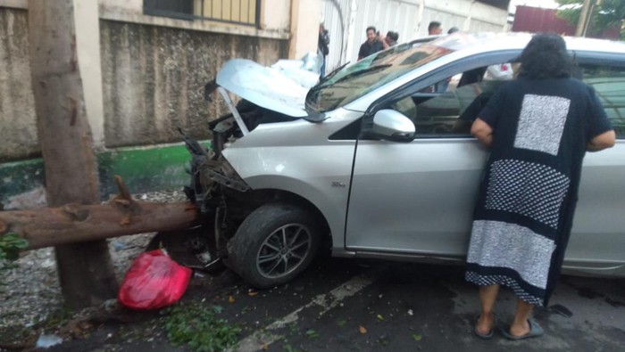 Dua petugas kebersihan di Kota Makassar, Sulawesi Selatan (Sulsel) tewas di tempat usai ditabrak sebuah mobil minibus. Kedua petugas kebersihan itu ditabrak saat berboncengan menggunakan sepeda motor.
