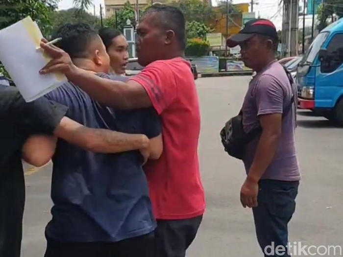 Dua pria gaduh diduga karena pungli parkir di Medan.