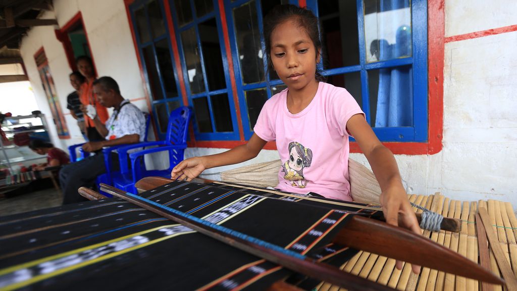 Elin, siswa kelas 6 SD yang terampil menenun.