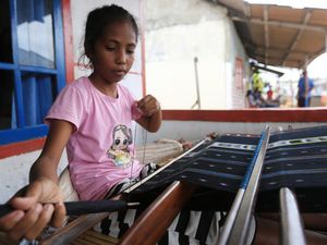 Jauh dari Gadget, Anak SD di Selaru Lihai Bikin Tenun Bermotif Cantik!