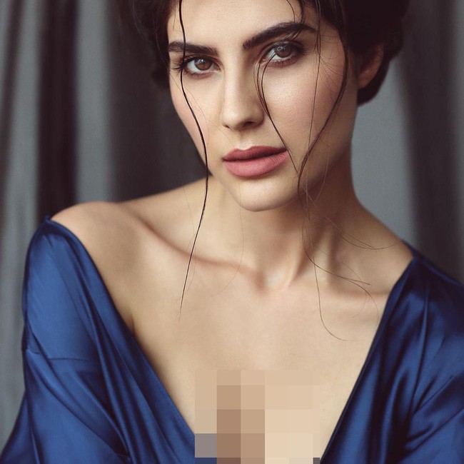 Elnaaz Norouzi kini tinggal dan berkebangsaan Jerman. Ia pindah ke sana ketika berusia delapan tahun. Elnaaz mulai berkarier di dunia hiburan sebagai model di usia 14 tahun. Foto: Instagram Elnaaz Norouzi