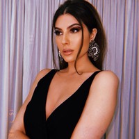 Sebagai model, wanita itu pernah bekerja sama dengan Lacoste, Dior, Esprit, Hugo Boss, Puma, LOreal, hingga Steve Madden.Foto: Instagram Elnaaz Norouzi