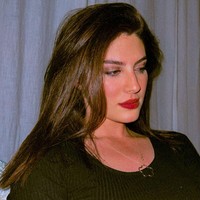 Elnaaz Norouzi adalah aktris asal Iran yang dikenal lewat serial Sacred Games yang tayang di Netflix. Baru-baru ini ia bikin heboh karena mengunggah video buka baju sebagai protesnya atas kematian Mahsa Amini yang diduga meninggal di usia 22 setelah ditahan polisi moral karena menyalahi aturan berhijab. Foto: Instagram Elnaaz Norouzi