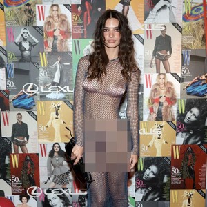8 Momen Emily Ratajkowski Curi Atensi Bergaun Seksi, Terbaru Naked Dress