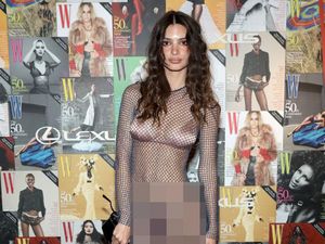 8 Momen Emily Ratajkowski Curi Atensi Bergaun Seksi, Terbaru Naked Dress