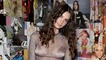 Anggunnya Emily Ratajkowski Bergaun Seksi