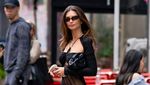 Anggunnya Emily Ratajkowski Bergaun Seksi