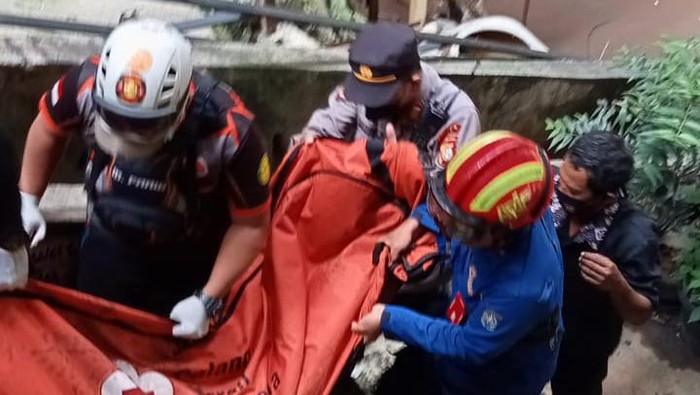 Evakuasi jasad korban terseret banjir Bogor di Sungai Ciliwung, Depok.