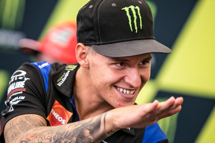 NORTHAMPTON, ENGLAND - AUGUST 04: Fabio Quartararo of France and Monster Energy Yamaha MotoGP explains something to Francesco Bagnaia during the press conference ahead of the MotoGP Monster Energy British Grand Prix at Silverstone Circuit on August 04, 2022 in Northampton, England. (Photo by Steve Wobser/Getty Images)