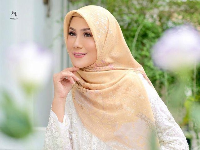 Foto Marini Zumarnis yang mempunyai label hijab @mazuscarf.