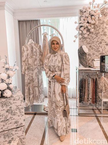 Foto Marini Zumarnis memiliki label hijab dan busana.