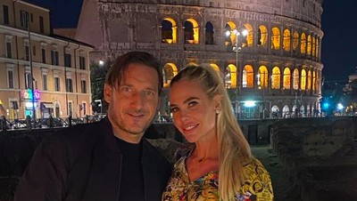 8 Foto Mesra Francesco Totti dan Istri yang Kini Bawa Kabur Jam Rolex