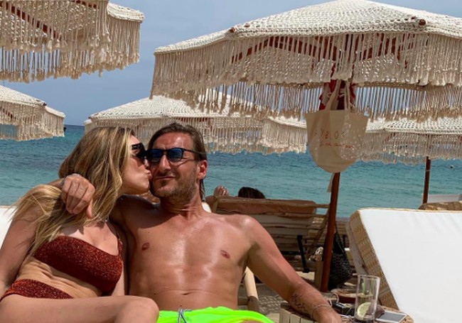 Sayangnya, keduanya memutuskan bercerai pada bulan Juli setelah menjalani bahtera rumah tangga selama 17 tahun. Perceraian mereka diselimuti dengan drama. Tak ada lagi ciuman mesra seperti ini. Foto: dok. Instagram