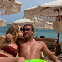 Sayangnya, keduanya memutuskan bercerai pada bulan Juli setelah menjalani bahtera rumah tangga selama 17 tahun. Perceraian mereka diselimuti dengan drama. Tak ada lagi ciuman mesra seperti ini. Foto: dok. Instagram