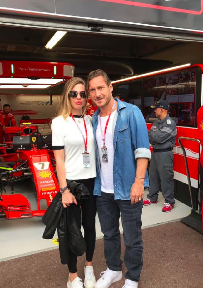 Totti kemudian ‘menyandera’ tas-tas mewah sang istri. “Apa yang harus aku lakukan? Aku menyembunyikan tasnya, berharap ada pertukaran. Yang harus dia lakukan adalah mengembalikan jam tangan dan ini selesai,” ungkap Francesco Totti kepada media Italia Corriere della Sera. Foto: dok. Instagram