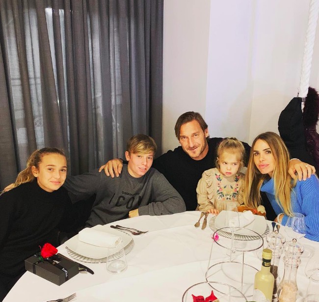 Pasangan yang menikah pada 2005 itu mulai memiliki konflik pada September tahun lalu. Di mana Totti menuduh istrinya berselingkuh. Foto: dok. Instagram