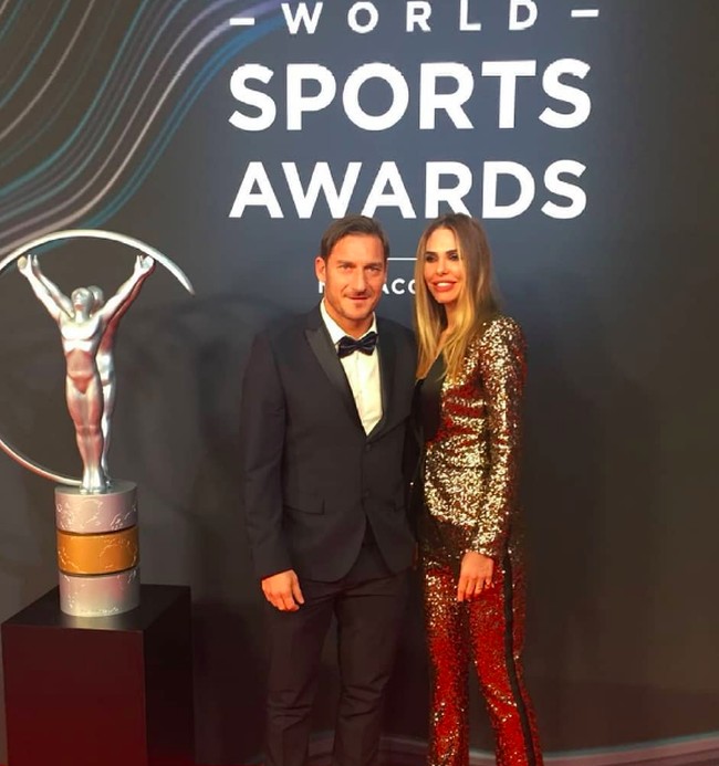 Ilary Blasi yang merupakan model Italia itu membawa kabur jam Rolex Francesco Totti. Mantan pemain bola 46 tahun itu tidak terima dan menuntut agar jam tangan mewahnya itu segera dikembalikan. Foto: dok. Instagram