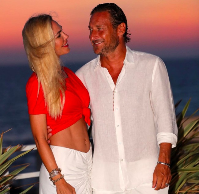Sebelum drama perceraian, legenda AS Roma, Francesco Totti dan istrinya Ilary Blasi selalu terlihat mesra. Foto: dok. Instagram