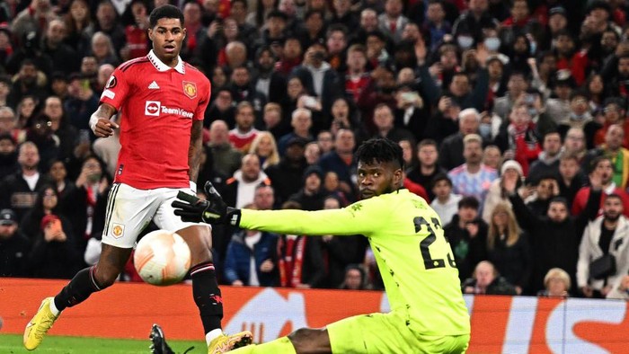 Manchester Uniteds English striker Marcus Rashford (L) shoots past Omonias Nigerian goalkeeper Francis Uzoho (R) but wide, during the UEFA Europa League Group E football match between Manchester United and Omonoia Nicosia, at Old Trafford stadium, in Manchester, north-west England, on October 13, 2022. (Photo by Oli SCARFF / AFP) (Photo by OLI SCARFF/AFP via Getty Images)