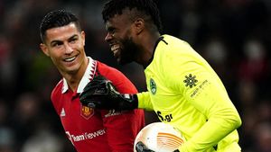 Francis Uzoho Vs Ronaldo: CR7 pun Tersenyum Lebar