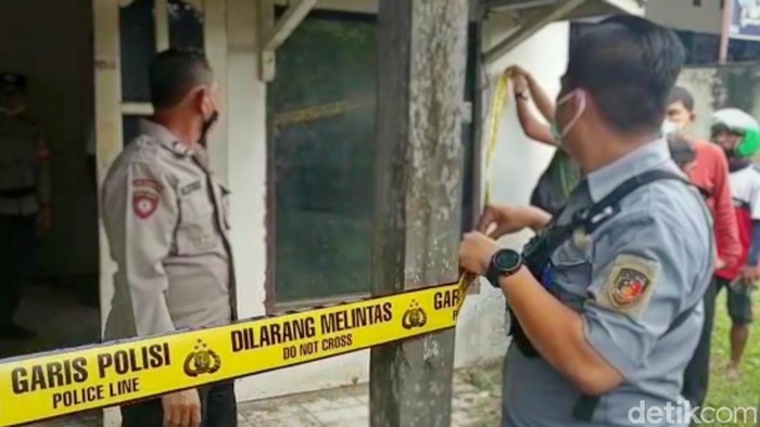 Garis polisi dipasang di rumah kosong tempat penemuan tulang manusia di Palembang.