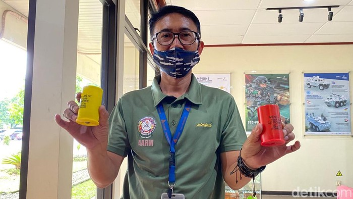 Gas air mata produksi PT Pindad.