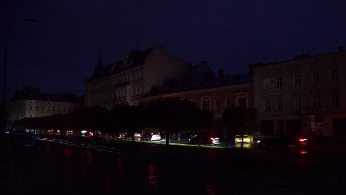 A view shows the city centre without electricity after critical civil infrastructure was hit by a Russian missile attacks in Lviv, Ukraine October 11, 2022.  REUTERS/Pavlo Palamarchuk