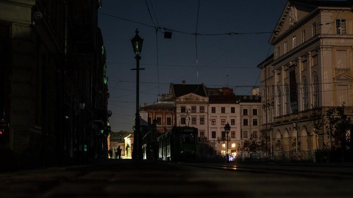 LVIV, UKRAINE - OCTOBER 10: City center during the blackout on October 10, 2022 in Lviv, Ukraine. Lviv, the western Ukrainian city, suffers partial blackout, lack of water, Internet and mobile network after Russian missile attack. A mass missile attack struck numerous Ukrainian cities on the morning of Oct. 10, including the city center of Kyiv, the nation’s capital. Russia fired at least 84 missiles and two dozen UAVs at Kyiv and other Ukrainian cities. (Photo by Les Kasyanov/Global Images Ukraine via Getty Images)