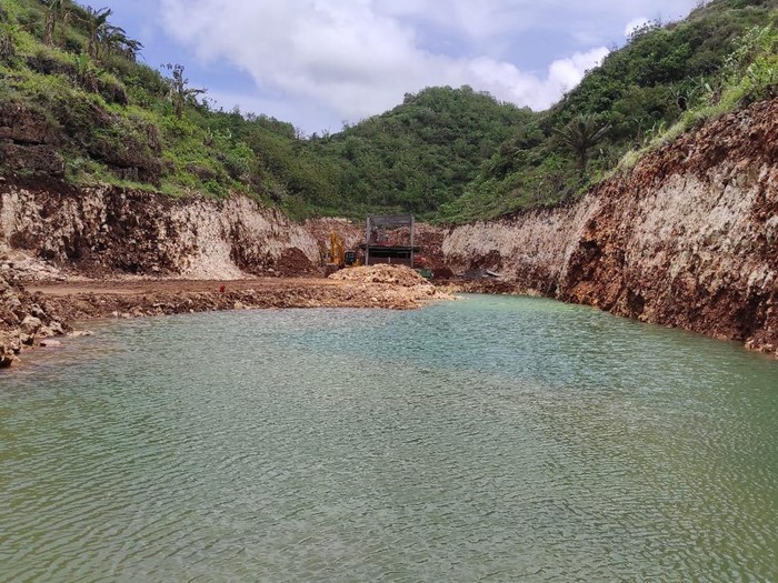 Genangan air yang diduga berasal dari sungai bawah tanah. Air tersebut muncul pasca pengerukan lahan untuk pelabuhan Gesing di Panggang, Gunungkidul.