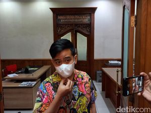 Gibran Sentil Dokter Tifa: Jane Dokter atau Roy Suryo?