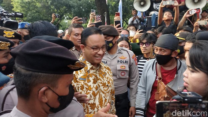 Gubernur DKI Anies Baswedan menemui massa yang menyuarakan 9 tuntutan, salah satunya menuntut pencabutan Pergub Penggusuran era Ahok. Sempat terjadi perdebatan. (Tiara Aliya/detikcom)