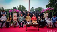 Anies dan Wagub DKI Jakarta Ahmad Riza Patria membawa serta keluarganya.