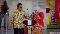 Istri Anies, Fery Farhati beberapa kali mengusap air matanya.