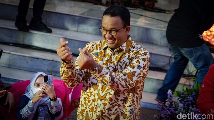 Hari Terakhir Ngantor di Balai Kota, Anies Pamitan ke ASN Gubernur DKI Jakarta Anies Baswedan berpamitan dengan ASN di hari terakhirnya berkantor di Balai Kota. Momen perpisahan berlangsung meriah.