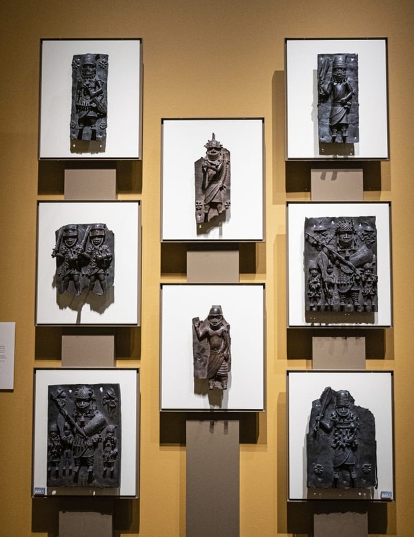 Ada 13 benda Benin ditampilkan selama dua minggu terakhir. Komisi Nasional Nigeria mengambil alih kepemilikan 29 artefak dari koleksi Smithsonian, termasuk plakat kuningan, kepala peringatan dan gambar. Ada 13 benda Benin ditampilkan selama dua minggu terakhir. Komisi Nasional Nigeria mengambil alih kepemilikan 29 artefak dari koleksi Smithsonian, termasuk plakat kuningan, kepala peringatan dan gambar.