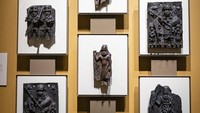 Ada 13 benda Benin ditampilkan selama dua minggu terakhir. Komisi Nasional Nigeria mengambil alih kepemilikan 29 artefak dari koleksi Smithsonian, termasuk plakat kuningan, kepala peringatan dan gambar.